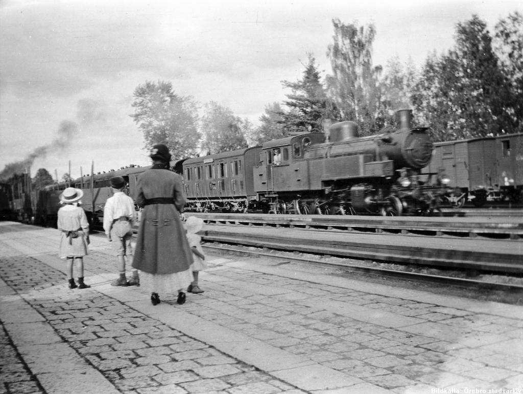 Tåg till Frövi i Ervalla 1916. Foto: Örebro Statsarkiv
