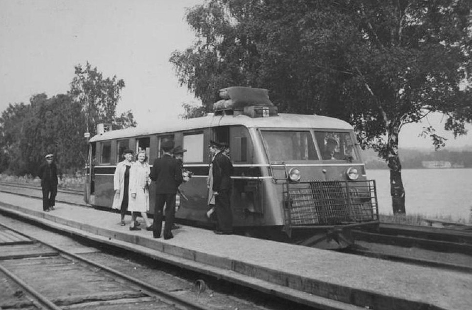 En av HNJs rälsbussar i Vegby under 40-talet.