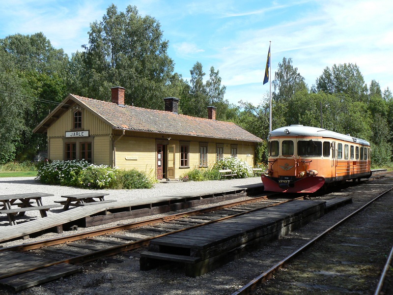 Rälsbussen gör uppehåll i Järle i juli 2007. Foto: Michael Erhardsson