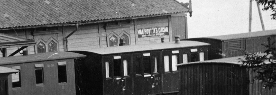 NKJ BD 13 vid gamla stationen i Nora kring år 1900. Foto: NBJ-arkivet