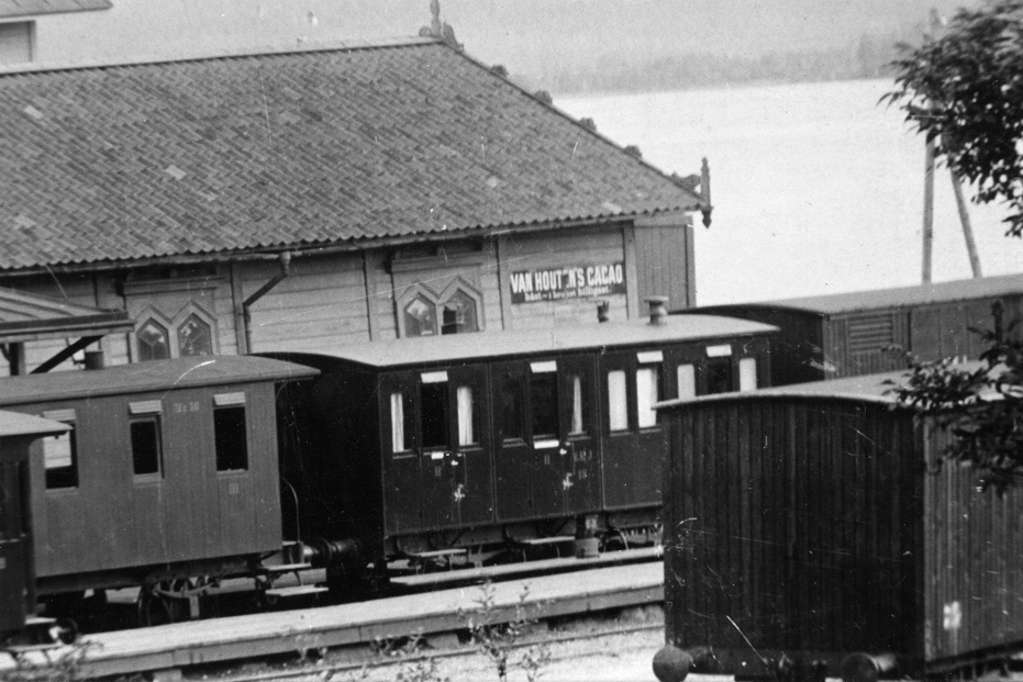 NKJ BD 13 vid gamla stationen i Nora kring år 1900. Foto: NBJ-arkivet