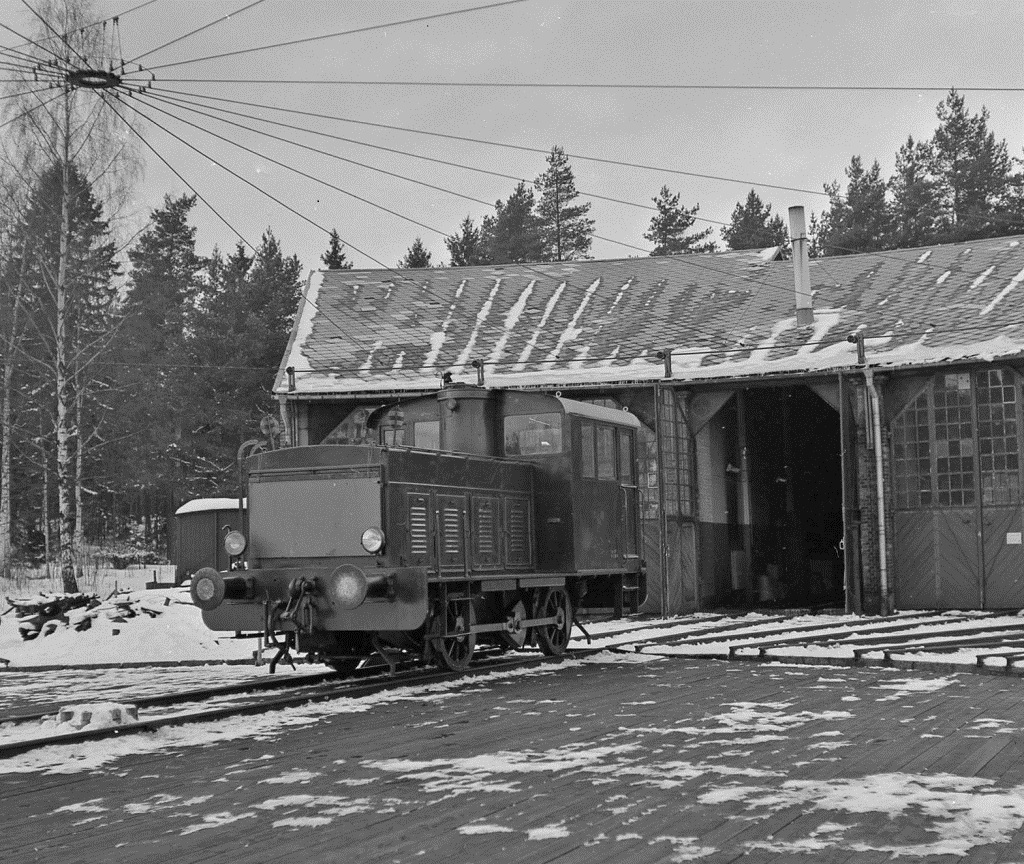 NBJ 4 som LRJ 6 utanför lokstallet i Laxå, februari 1964. Foto: Björn Malmer