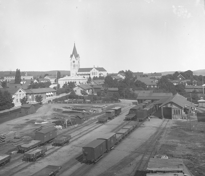 Första stationshuset och godsmagasinet. Fotot troligen taget år 1884. Foto: NBJ-arkivet