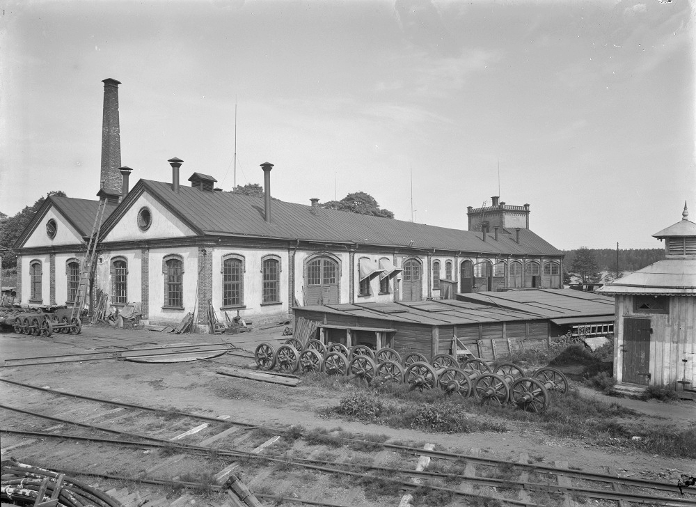 Verkstad och lokstall i Nora kring år 1920. Foto: NBJ-arkivet