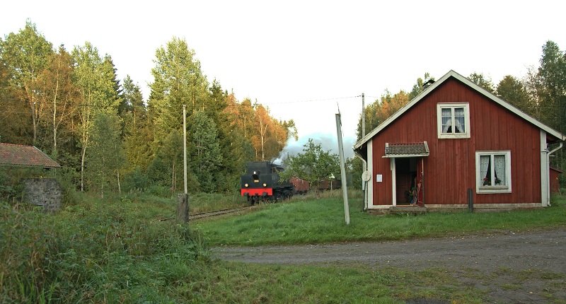Ångtåget passerar Stora Mon i samband med Nora Marknad 2009. Foto: Mats Abramson
