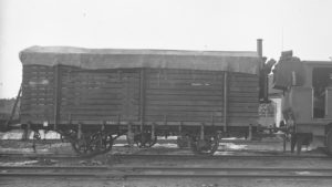 NBsJ N3 590 med träkolsskrov i Nora 1918. Foto: NBJ-arkivet