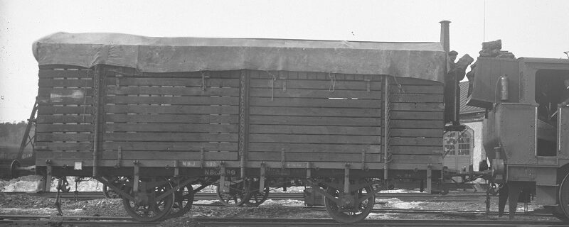 NBsJ N3 590 med träkolsskrov i Nora 1918. Foto: NBJ-arkivet