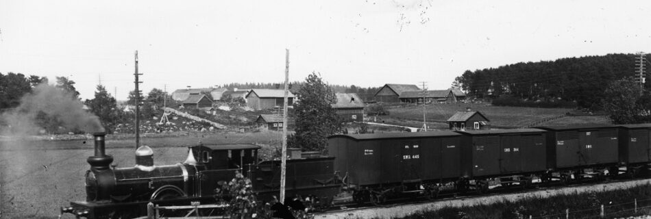 SWB GK 445 först i ett godståg kring år 1900. Foto: Järnvägsmuseum