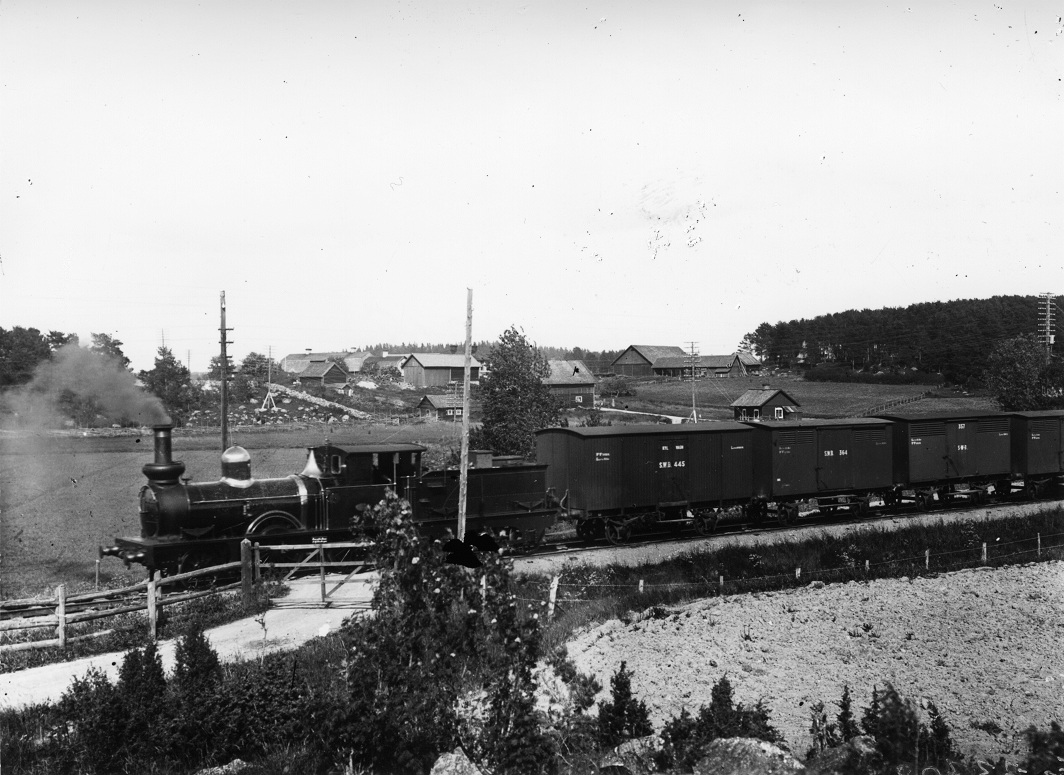 SWB GK 445 först i ett godståg kring år 1900. Foto: Järnvägsmuseum